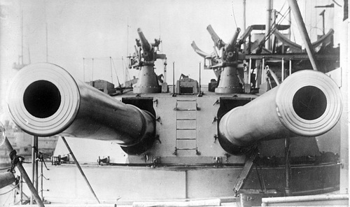 无畏号战列舰总共装备了5座双联主炮塔，一部分防鱼雷艇火炮则布置在主炮塔顶部